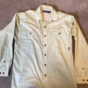 Men’s Patagonia button up outdoor shirt